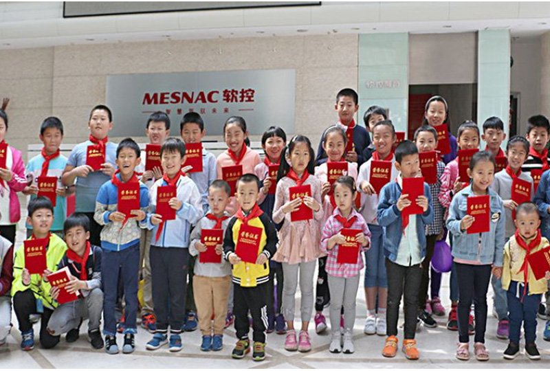 向安顺白岩小学捐书